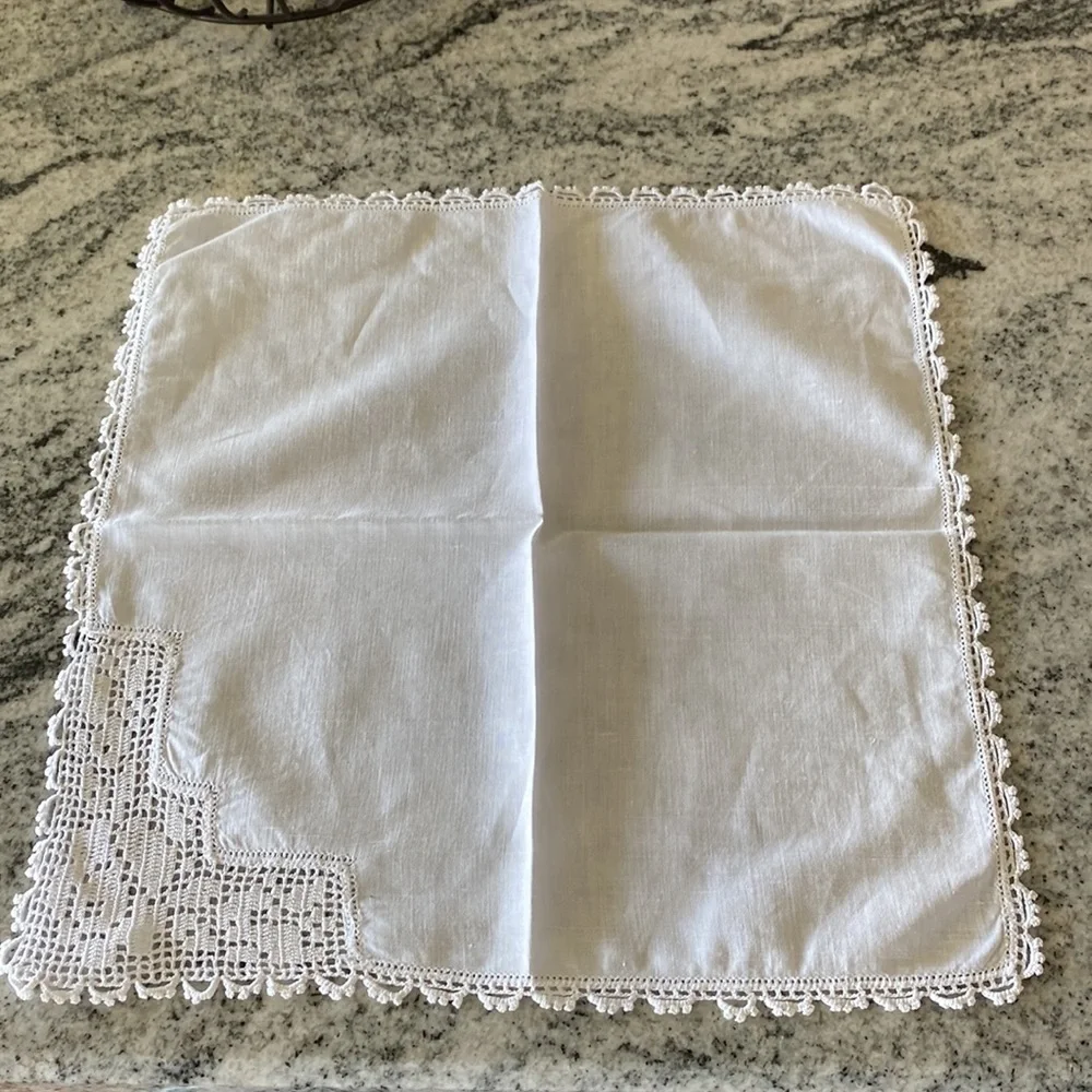 Elegant Set Of 5 Vintage Madeira White Lace Trim Napkins! - Picture 4 of 4